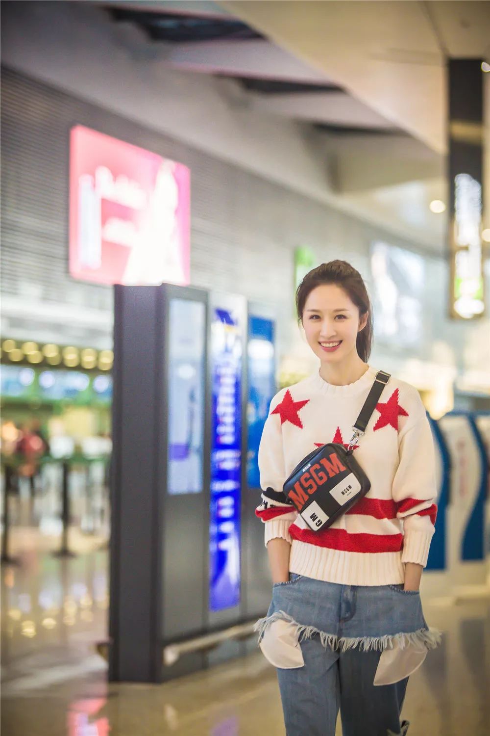 张雯机场随拍 造型简约破洞牛仔裤抢镜