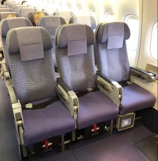 《太阳报》报道,在狭窄拥挤机舱中,为了要让乘客感觉安心,座椅通常