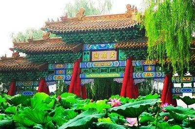 宽厚里有许多济南老字号,例如宏济堂,福胶,燕喜堂,草包,便宜坊,会仙楼