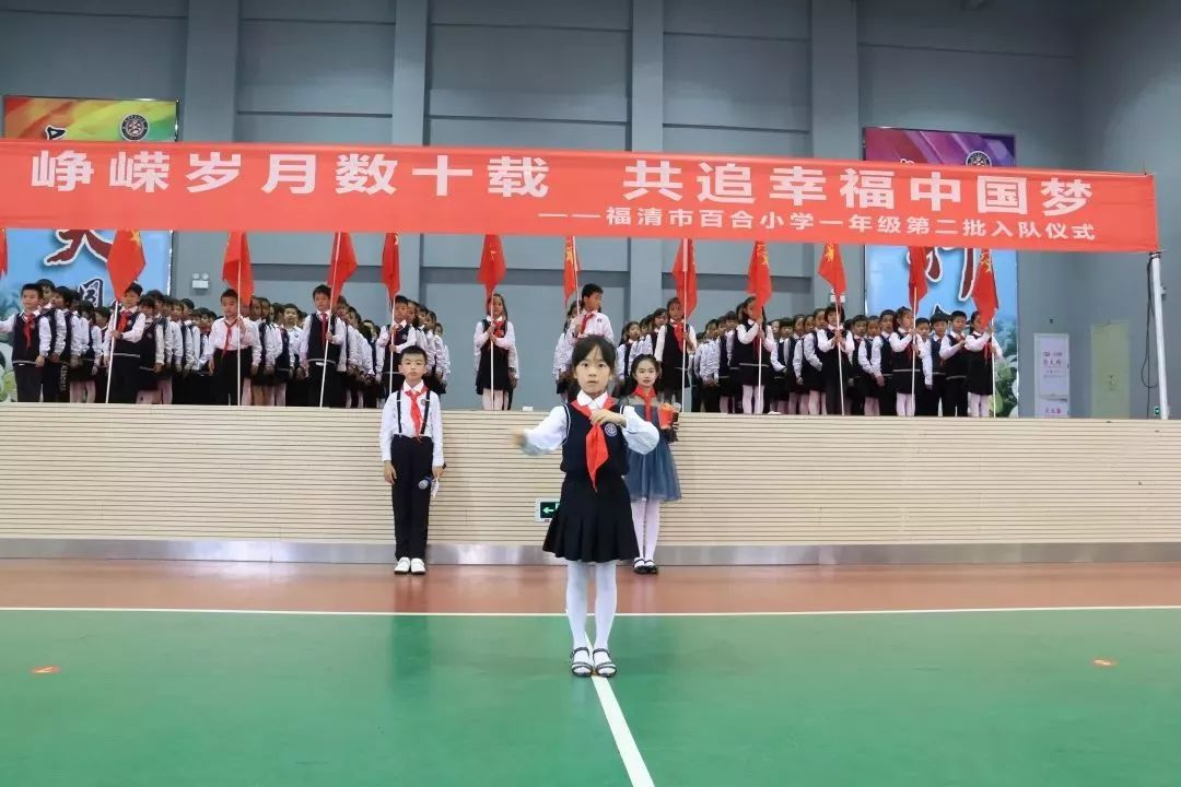 五月的百合小學,陽光明媚,一片生機;五月的百合小學,播種希望,放飛