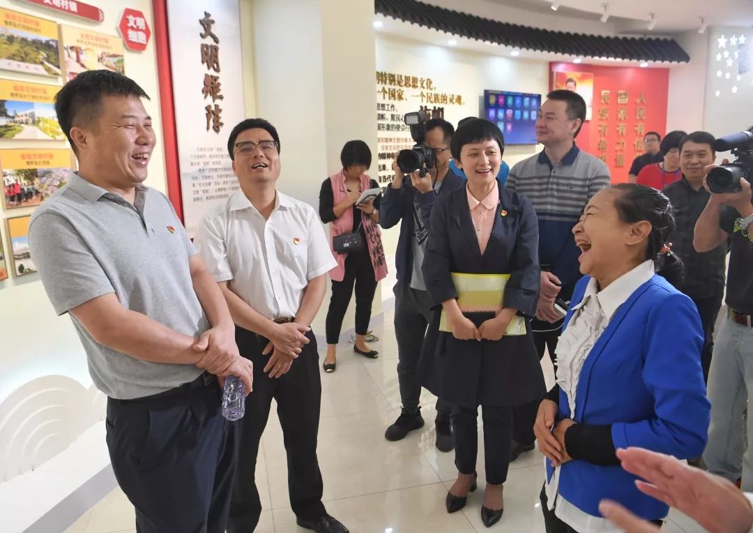 省委宣传部副部长,省新闻办主任崔朝阳和李海云亲切交谈.