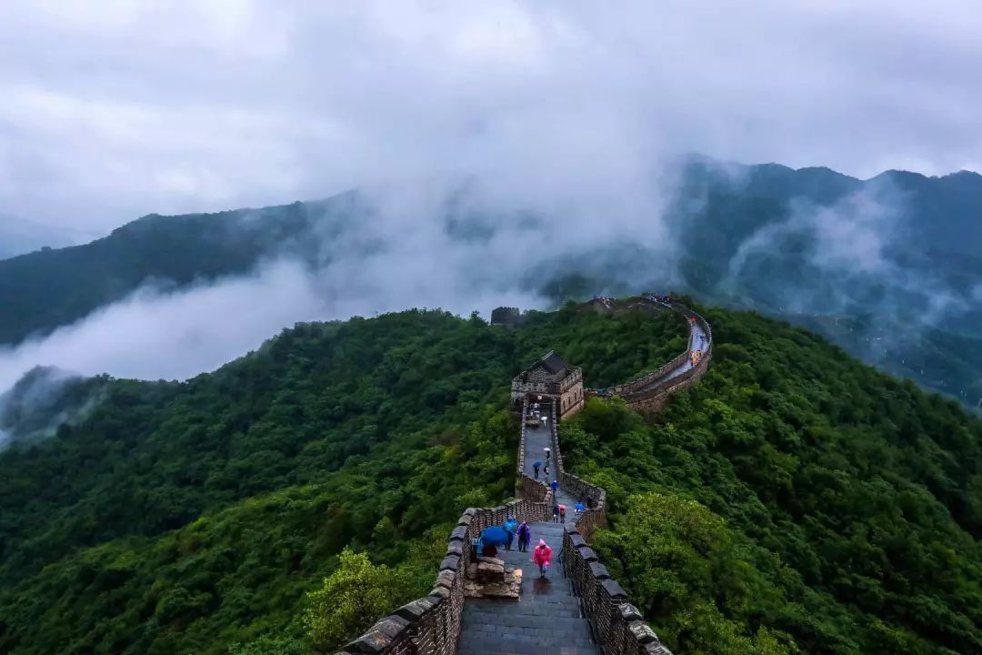 伴晨钟暮鼓,披晚霞朝露,凌惊涛骇浪,御绝壁雄风;一条时空中翔舞的巨龙