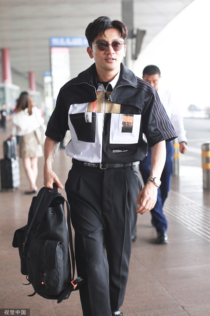 苏有朋潮范现身气场满分 46岁保养得宜帅气依旧