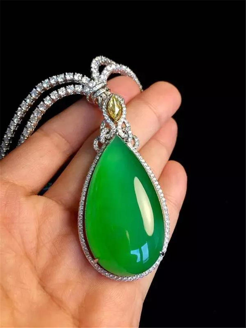 玻璃种翡翠由于价值高,不能以工损料,因此通常加工成最简洁的叶子