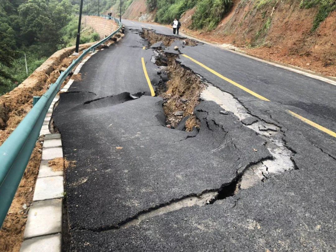 义乌附近的北山公路突然塌陷!