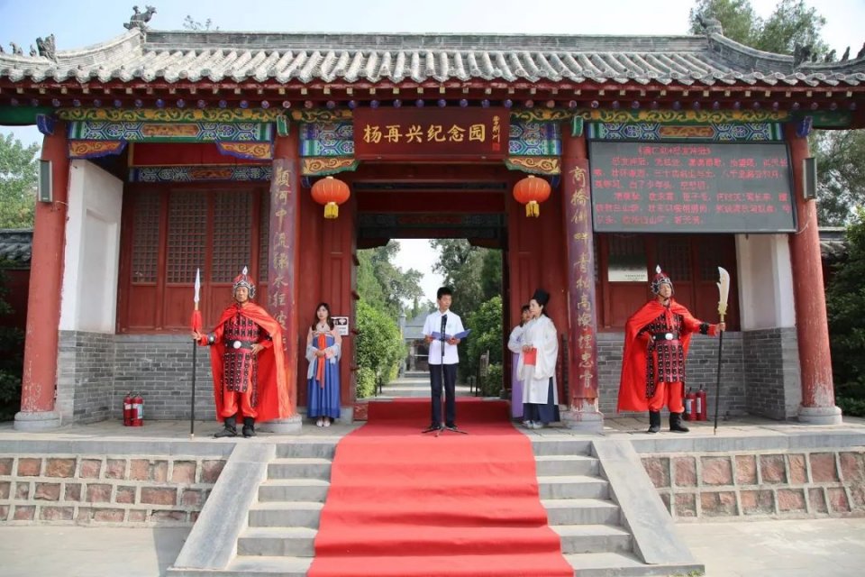 临颍:一高附中900多名师生到小商桥开展研学旅行活动_杨再兴