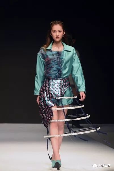 深圳大学艺术学部领导,服装教育领域的专家学者,深圳服装企业精英