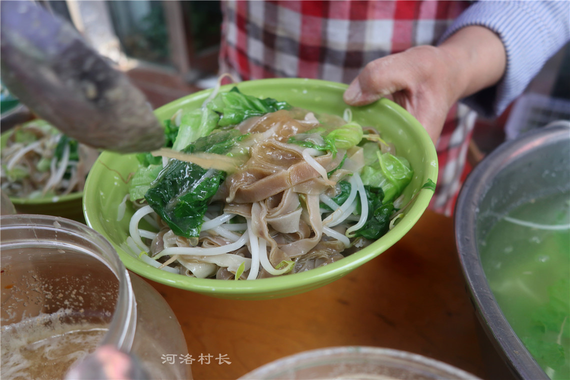 红薯面条,再添加一些蒜汁好吃极了,河南人的最爱红薯面条用红薯,面粉