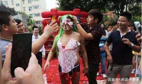 佛山恶性婚闹:伴娘被压床猥亵,画面无法直视_婚礼