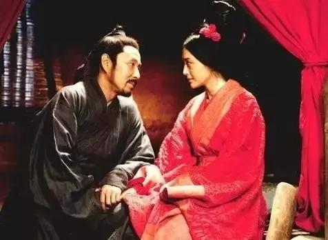 是萧何提的,杀死了韩信,同年,刘邦又把彭越发配了,所以,吕后以同样的