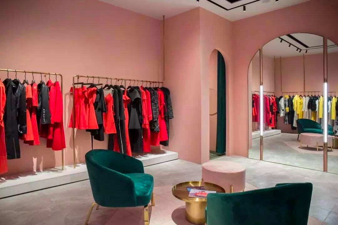 李宁最新门店曝光！原来顾客试不试穿，这个地方说了算！_壁面