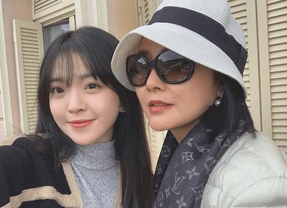 王中磊携带妻女现身戛纳,妻子王晓蓉竟意外撞脸范冰冰