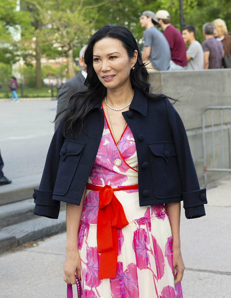 50岁邓文迪与世界首富出席活动一袭粉嫩花裙奈何上衣太土气