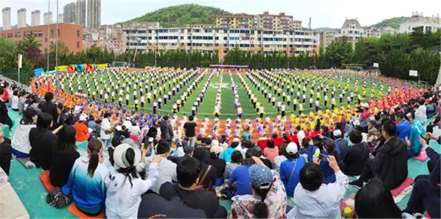 大连明星小学校服图片