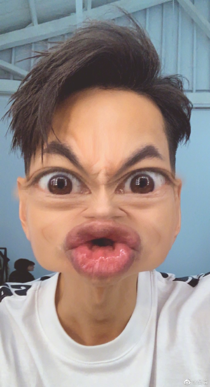 吴尊晒九宫格表情包,跟neinei和max玩真心话大冒险输了?