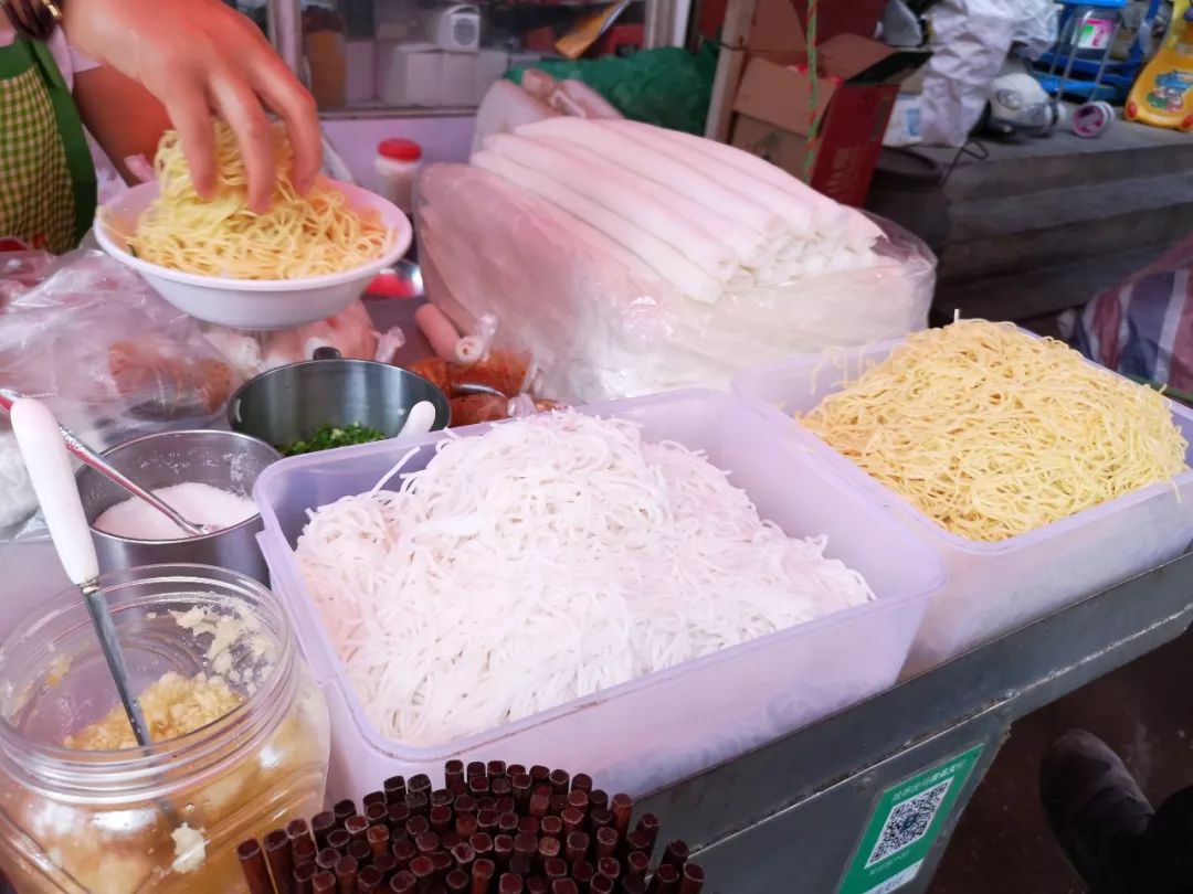 原创云南有个摆摊美女老板,凉面3元一碗,一天可卖100多碗