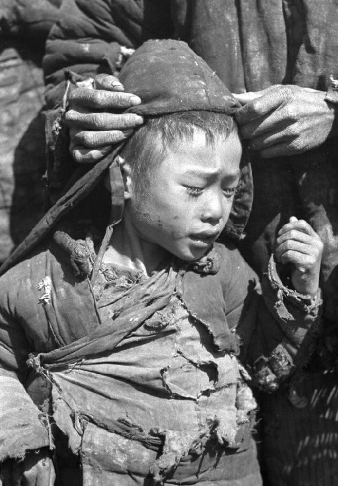 真实的1942年大灾荒老照片孩子的眼神令人动容