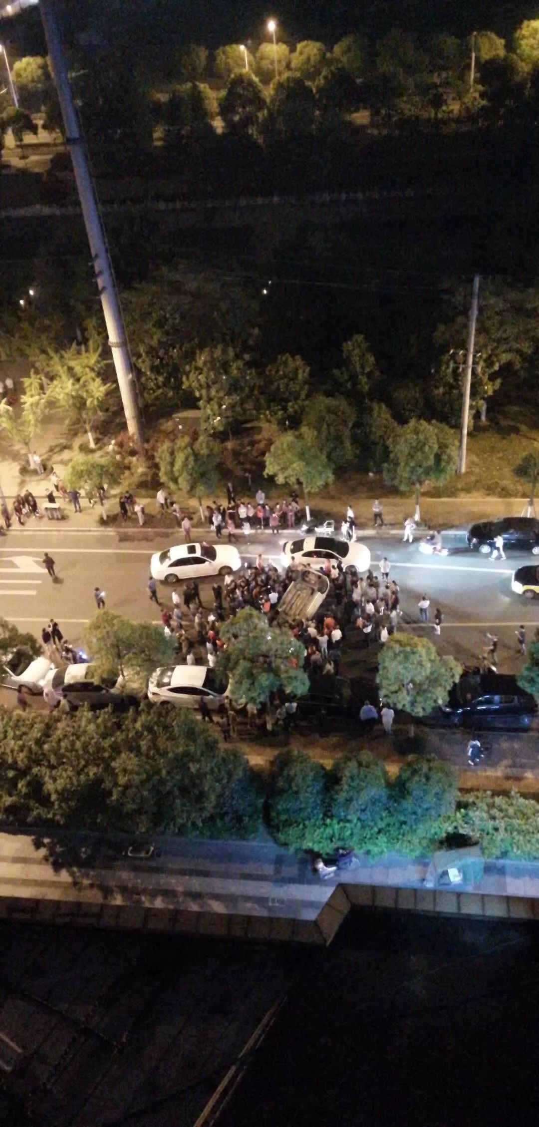 丹阳某小区门口,上演翻车惊魂,车顶都压扁了.