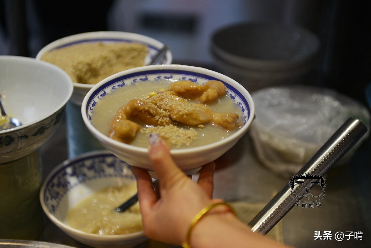 西安油茶麻花5元一大碗,油茶咸香醇厚油茶咸香醇厚,喝完真舒坦