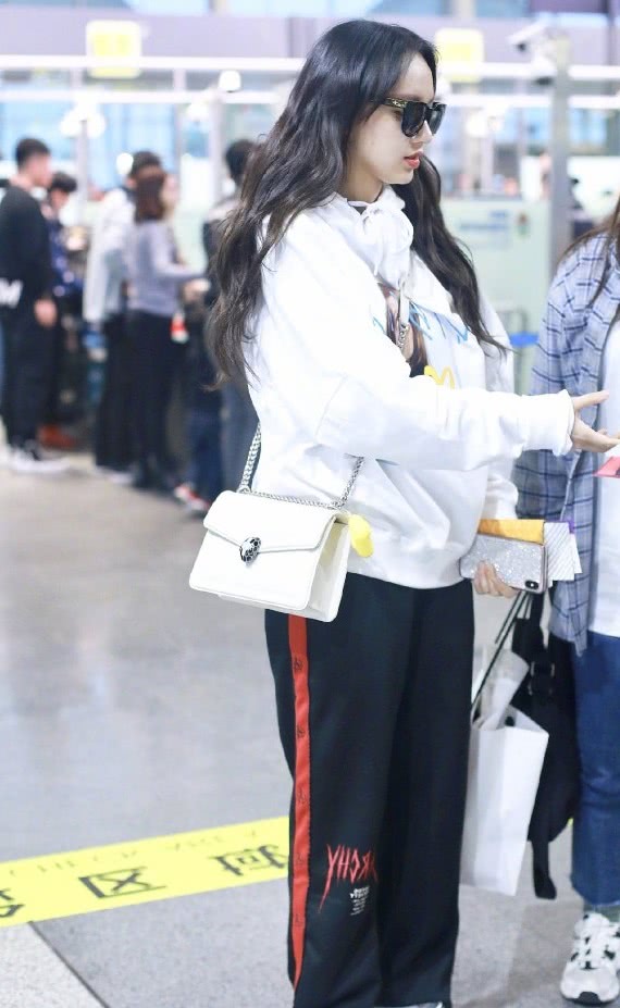 程潇素颜出镜穿搭简约却放弃铁刘海才20岁发际线也太高了