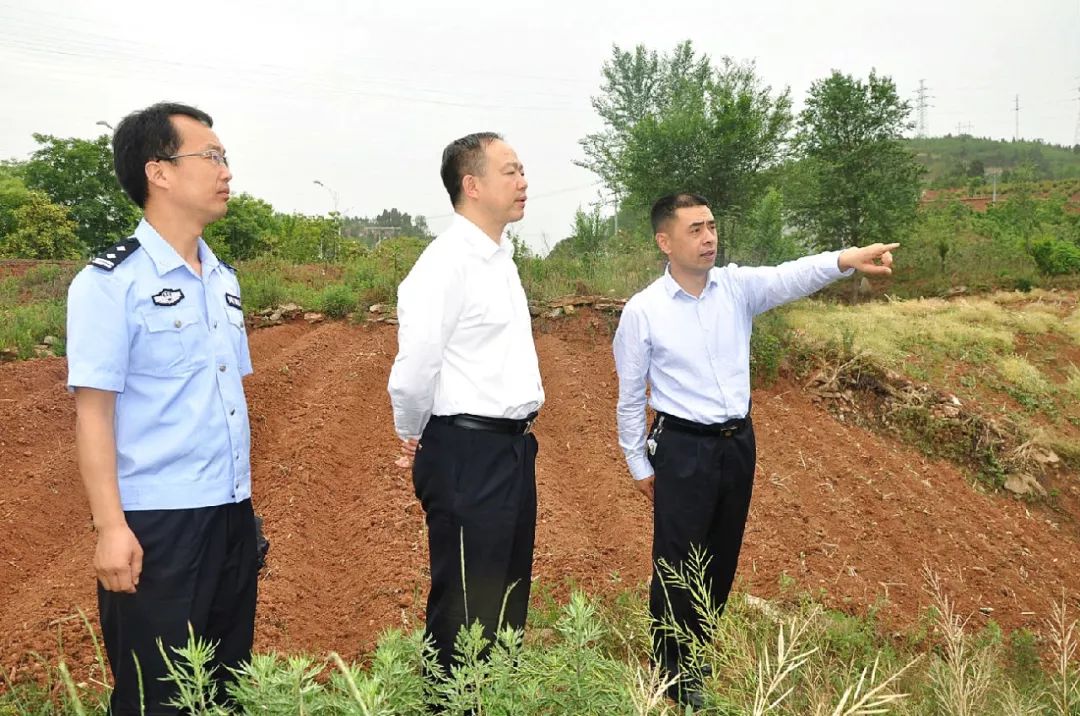 14日,十堰市副市长,公安局长陈诚深入郧西开展"五访"督导检查工作.