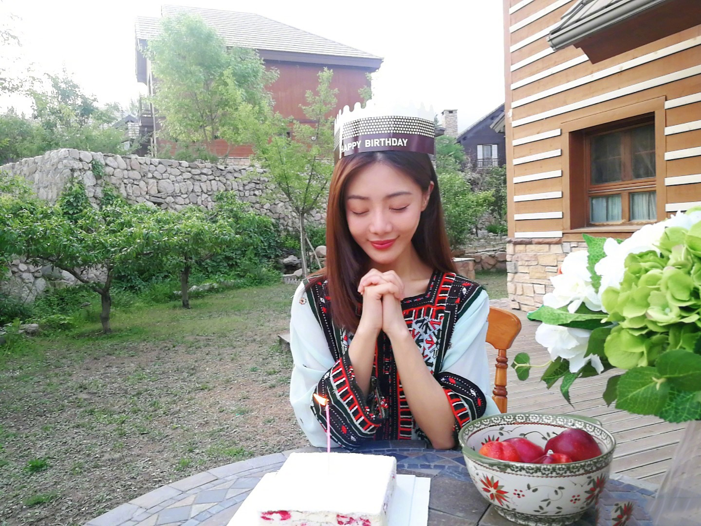 邓家佳自晒36岁生日照,离婚后难得见甜美笑容,新的生活要开始了