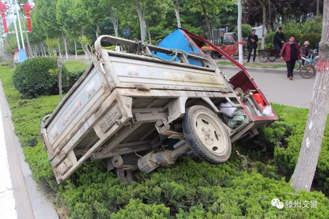 事发滕州龙泉路一轿车与三轮相撞致人死亡交警双方同责附视频