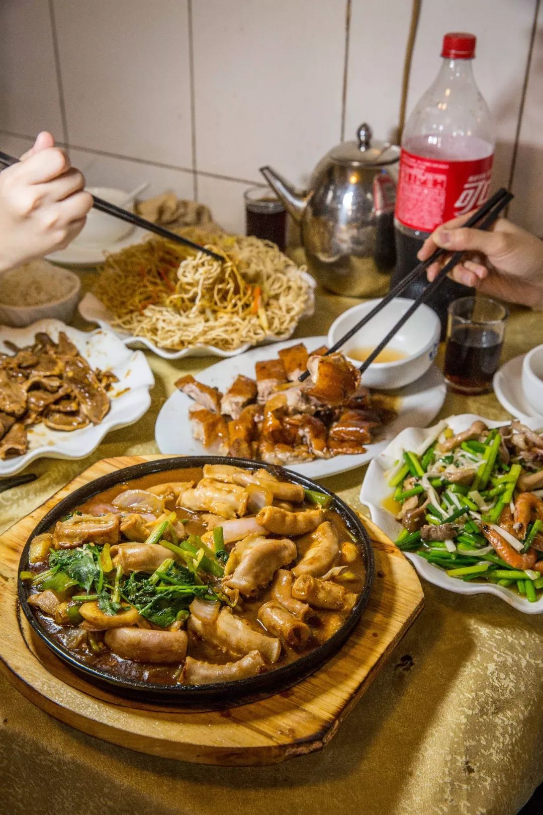 老广才知的桥底大排档,人均40吃扶墙!_铁板