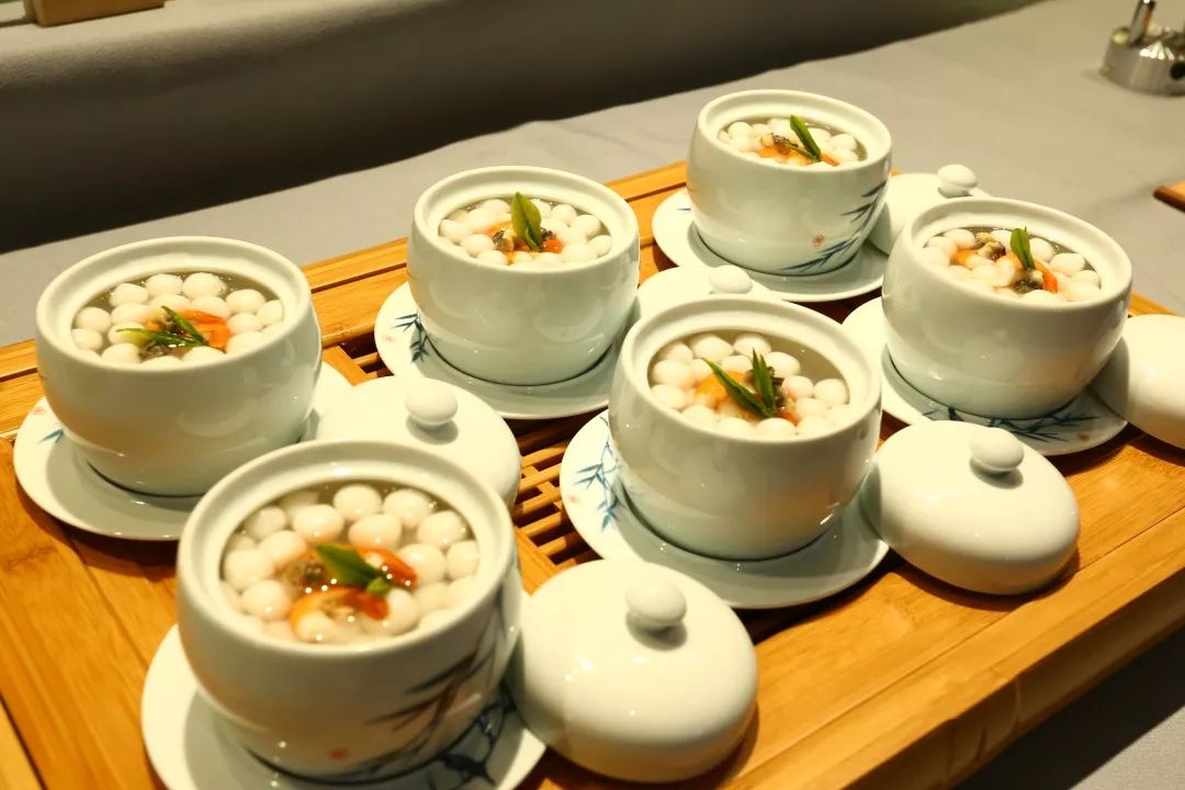 茶宴以中国绿茶皇后——西湖龙井茶为主,通过现场体验感知龙井茶的茶