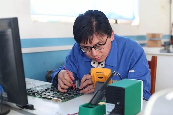 匠人匠心鲁泰金牌工匠胡安龙因为热爱所以坚守