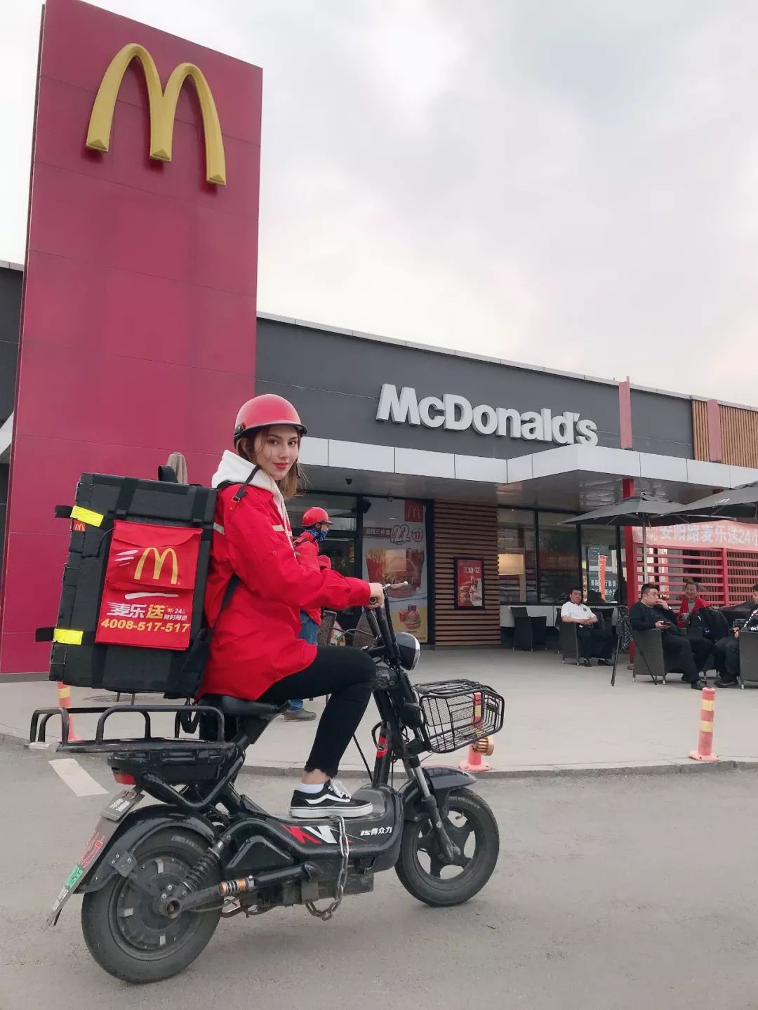 "517"麦乐送下单找到幸运儿 俄罗斯美女送餐员送出惊喜_顾客