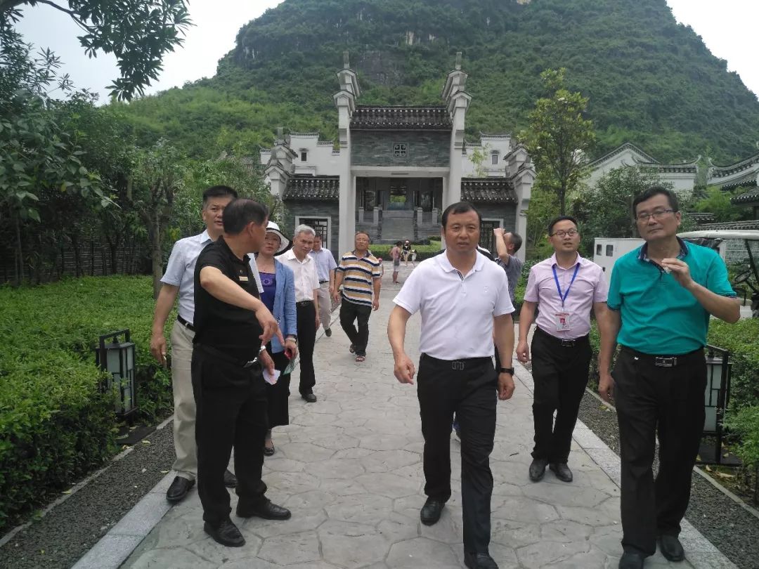 最后何运保一行来到阳朔悦榕庄,向相关负责人了解酒店的运营情况,建筑