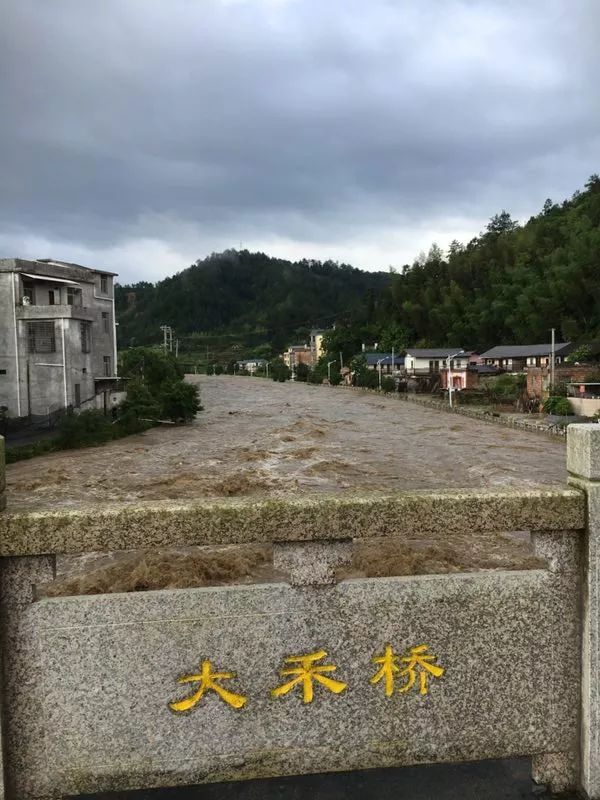 强降雨袭击武平县大禾镇河水暴涨街道被淹