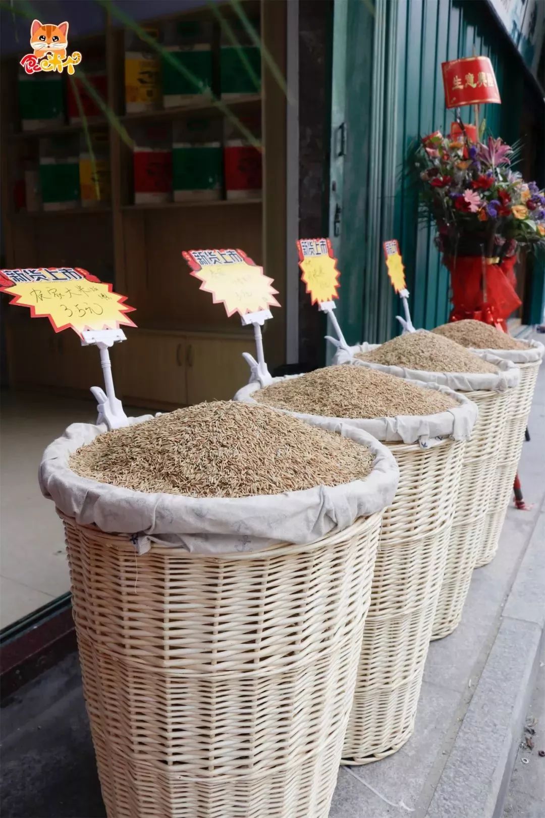 潮阳西环城路,男子这样卖米,大排长龙!