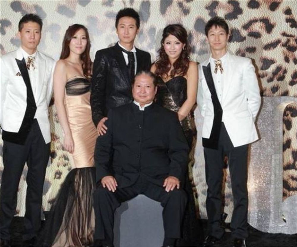 洪金宝4个孩子郑佩佩4个孩子图四4个孩子加起来没图5多