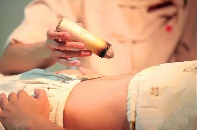 1,手持悬灸 艾灸对人体有好处,具有调和阴阳,温通经络,行气活血,温阳