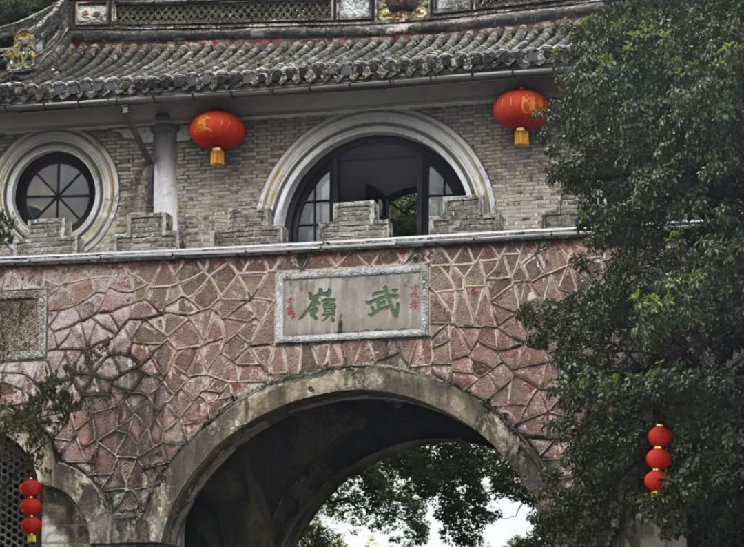 错落有致地分布在街旁蒋氏故居,蒋氏宗祠,文昌阁别墅等就正式进入了