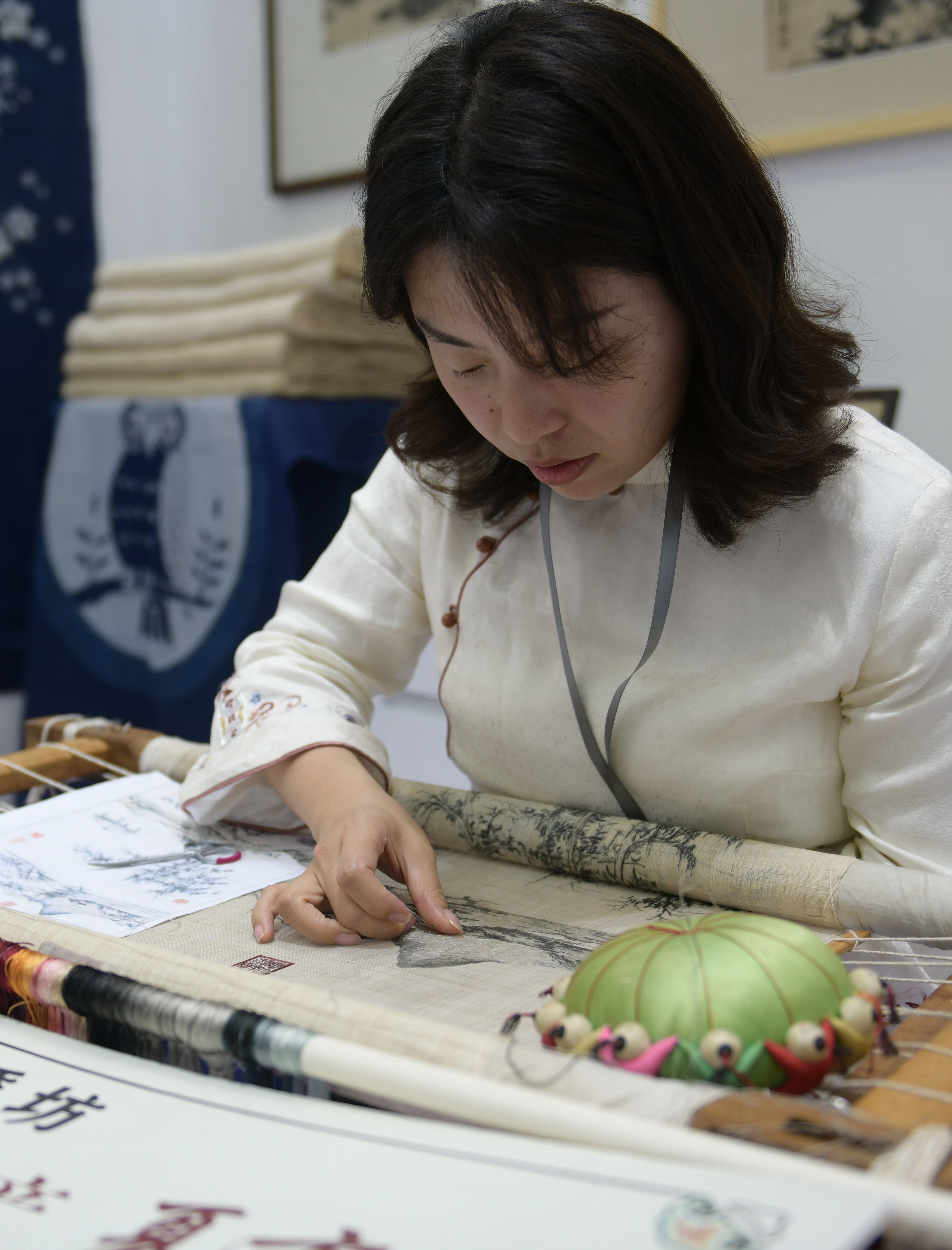 5月17日,来自江西的夏布绣艺人吴婉菁在展示夏布绣技艺