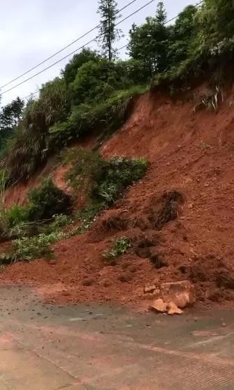 山体滑坡:电线杆倒塌,大片烟田被淹:当地村民对记者说,几十年没见到