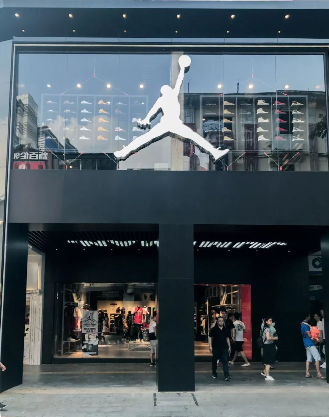 广州最大的aj旗舰店终于开业就在北京路