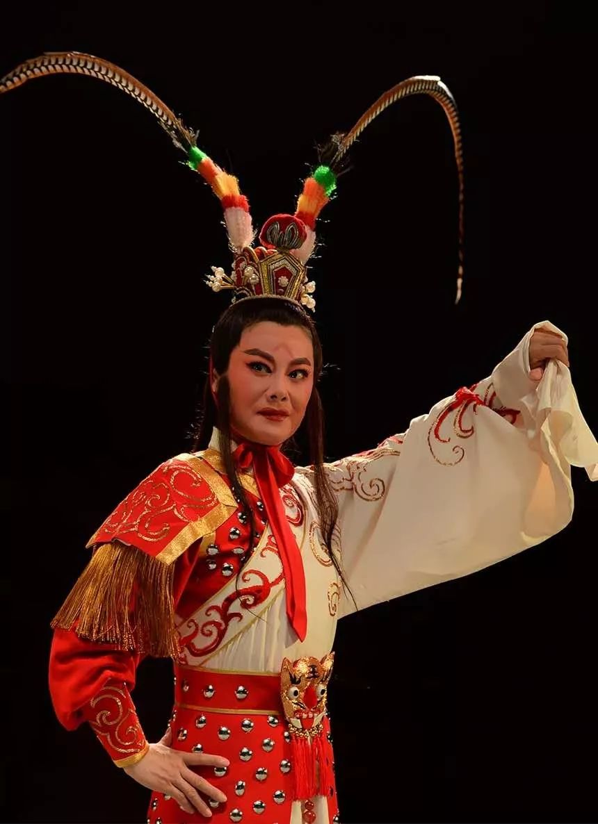 裘巧芳 饰 吕布司徒王允为挽救危局,利用深明大义的养女貂蝉,巧设连环