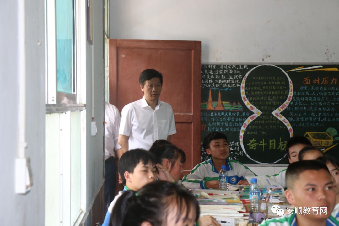 省委常委常务副省长李再勇到紫云县猴场中学调研