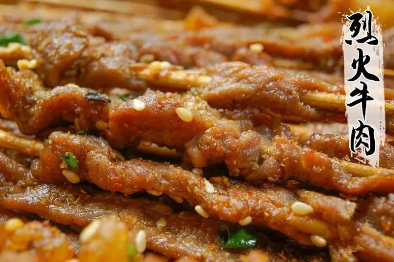 嫩香多汁的烈火牛肉关键是只要2元一串,超高的性价比,小学生的零花钱