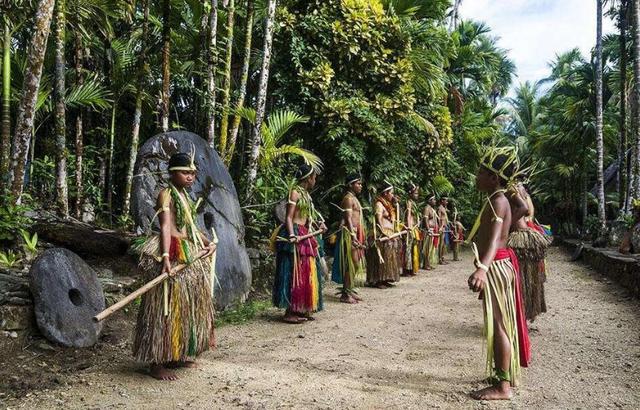 一提到原始部落,很多人脑海中浮现的第一印象就是女人穿草裙,男人披兽