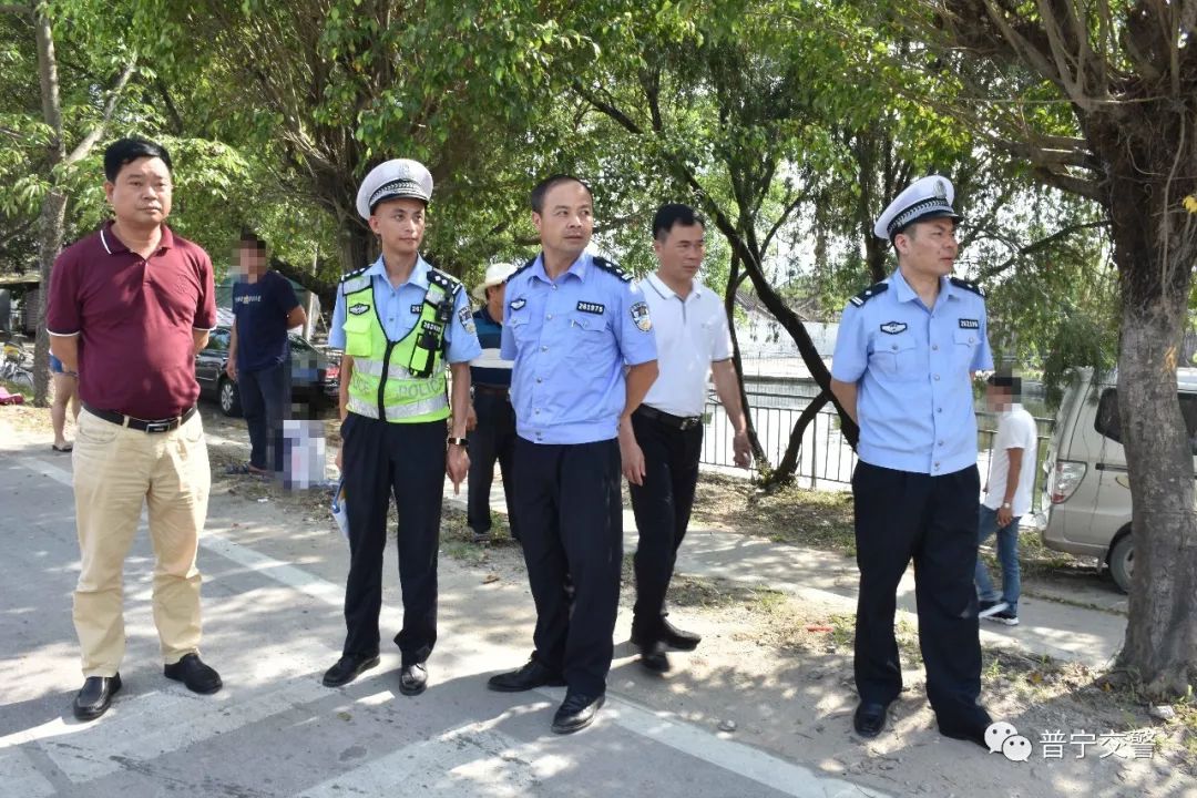 普宁交警深入乡镇查车近200人受到处罚