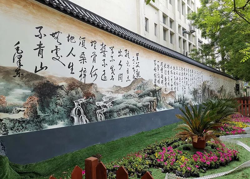 处在碧云路两侧的墙壁以及路边的景观牌上打造了160个古诗词文化景观