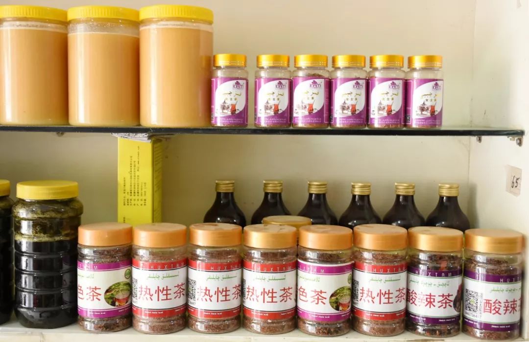 我在药茶店转了很久,茶的种类与风味可谓是非常丰富,其中有个女人宝茶