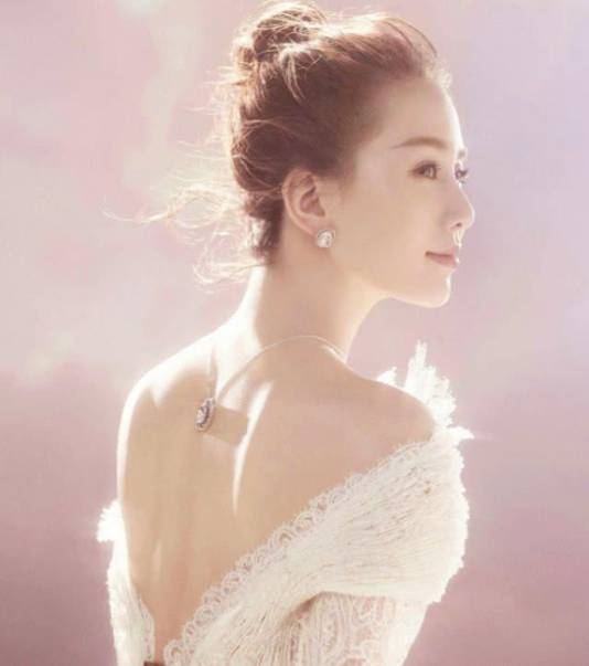 原创5位当红女星的蝴蝶背,刘诗诗热巴景甜江疏影李沁,谁最迷人?