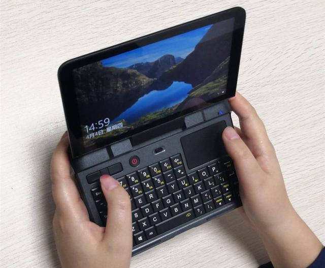 替代迷你主机的新设备!自带屏幕装在口袋里的掌上电脑