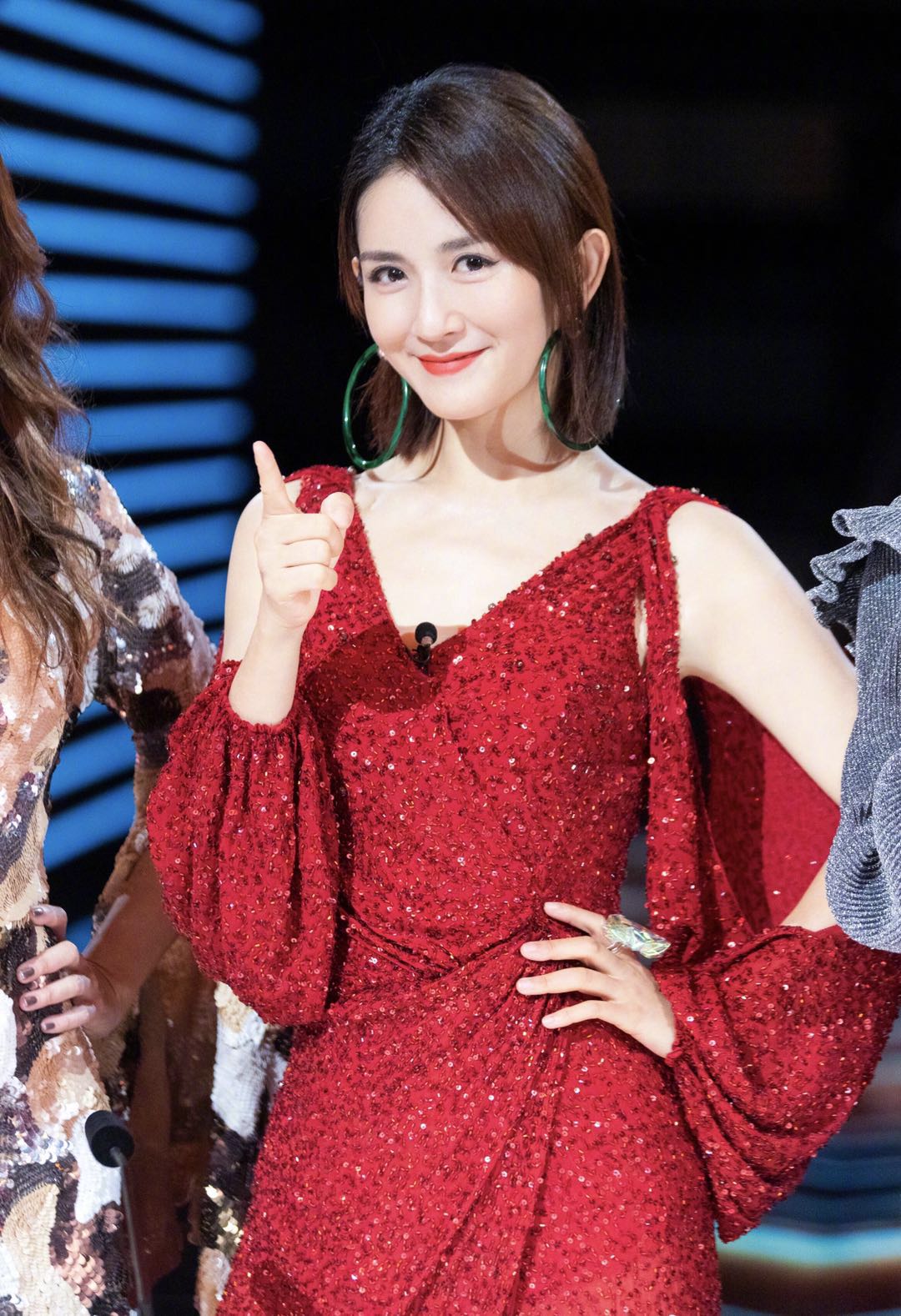 原创女明星都在穿的红裙子,热巴倪妮气质好优雅,38岁谢娜美出天际!